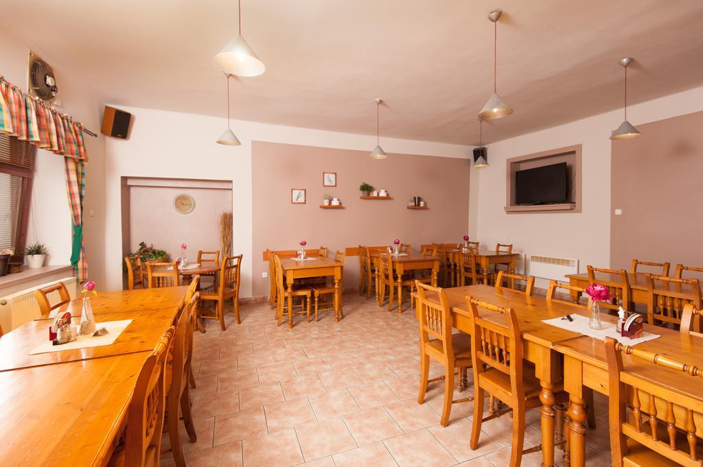 Hotel Posta Sobotka Esterno foto