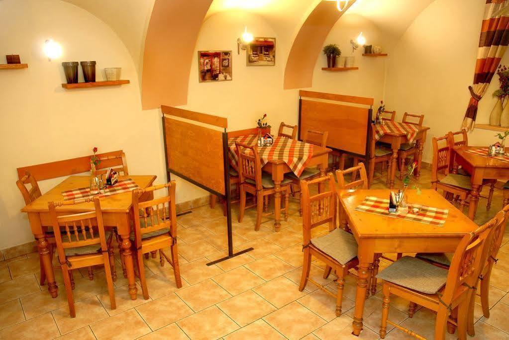 Hotel Posta Sobotka Esterno foto